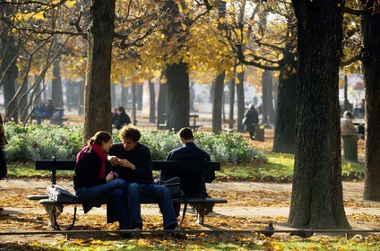 France, Paris (75), jardin du Luxembourg, un couple d'amoureux