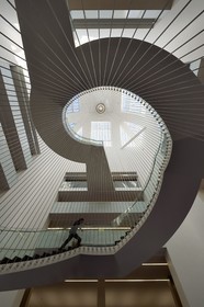 France, Bas-Rhin (67), Strasbourg, Neustadt quartier allemand classé au Patrimoine Mondial de l'UNESCO, place de la Liberté, bibliothèque nationale et universitaire (BNU), escalier monumental par architecte ANMA-Agence Nicolas Michelin et associés