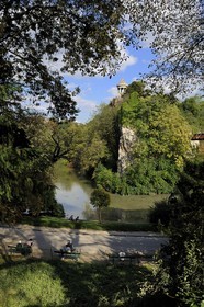 France, Paris (75), parc des Buttes Chaumont, l'île du parc surmontée du temple de la Sibylle construit en 1869 par l'architecte Gabriel Davioud