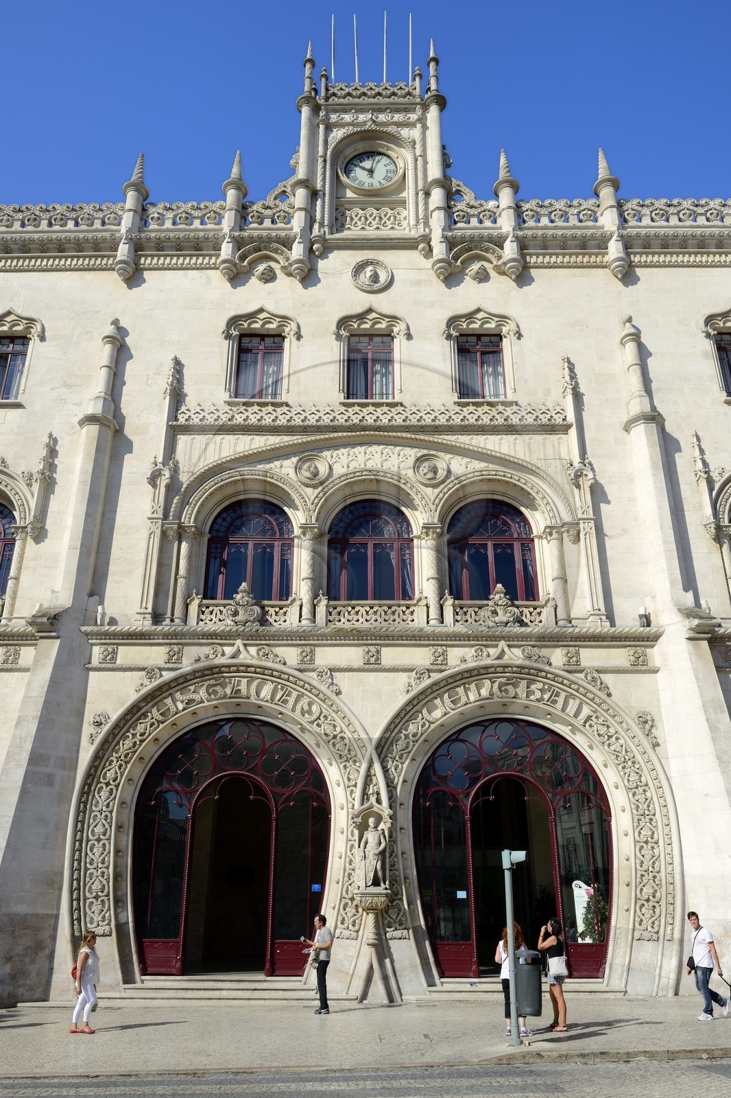 Portugal, Lisbonne, quartier de Baixa pombalin, façade de la gare du Rossio construite en 1886 par l'architecte José Luis Monteiro en style néomanuélin