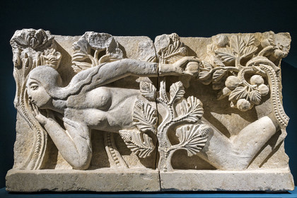 France, Saône-et-Loire (71), Autun, musée Rolin, exposition des chefs-d'oeuvres au muséum d'Histoire Naturelle pendant les travaux, élément de linteau La Tentation d'Ève (vers 1130), attribué à Gislebertus