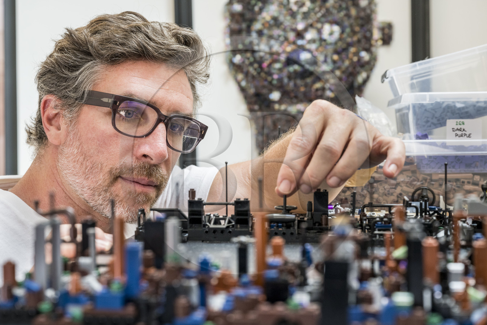 France, Côte-d'Or (21), Dijon, l'artiste Aymeric Gillet alias M'Brick dans son atelier rempli de caisses de Légo multicolores utilisés pour créer des tableaux géants pixellisés inspirés par la pop culture