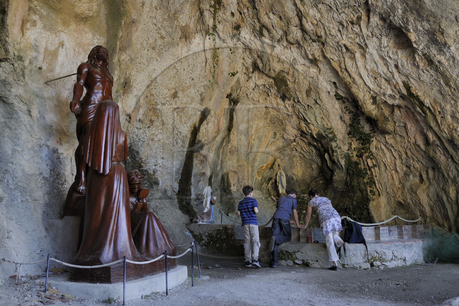 France, Pyrénées-Orientales (66), les gorges de Galamus, l'ermitage Saint-Antoine de Galamus, chapelle aménagée dans la grotte naturelle