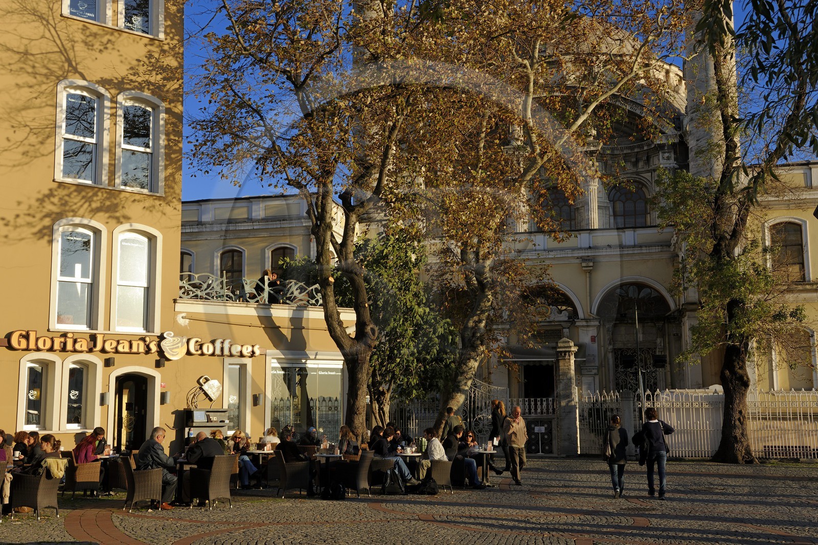 Turquie, Istanbul, terrasse devant la mosquée baroque d' Ortaköy au bord du Bosphore