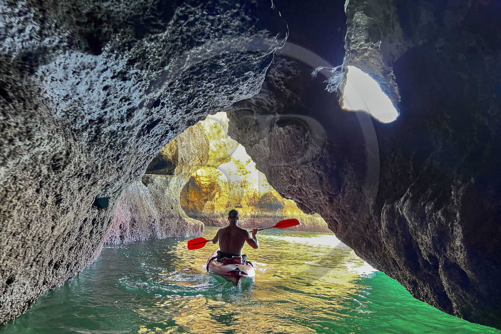 Portugal, Algarve, Lagos, randonnée en kayak au pied des falaises escarpées de la Ponta da Piedade