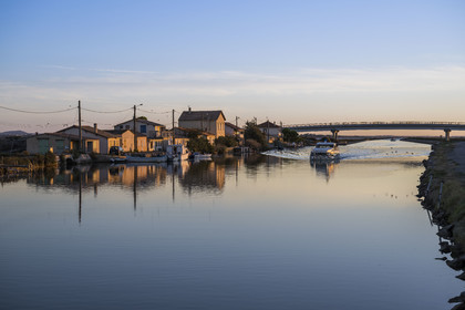 France, Hérault (34), Frontignan, bateau de plaisance naviguant sur le canal du Rhône à Sète, le pont de la plage des Aresquiers en arrière plan