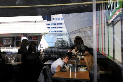 Turquie, Istanbul, le centre commercial Canyon (Kanyon Alişveriş Merkezi), une réalisation des cabinets d'architectes Jerde Partnership de Los Angeles et Tabanlioglu d'Istanbul, fast food