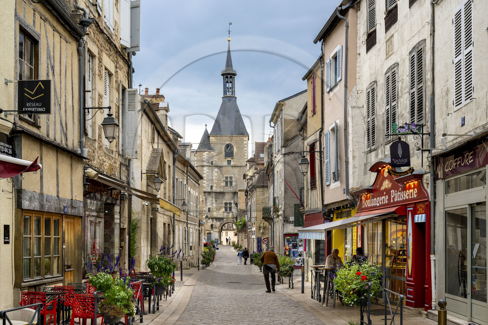 France, Yonne (89), parc naturel régional du Morvan, Avallon, la tour de l'Horloge au bout de la Grand rue Aristide Briand