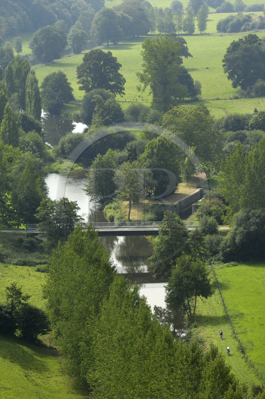 France, Manche (50), la vallée au creux des Roches de Ham et la rivière Vire