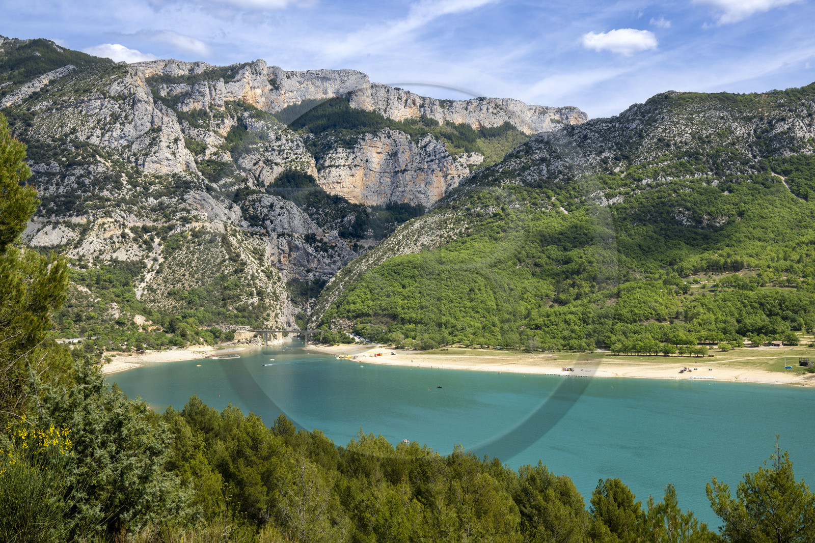 France, Alpes-de-Haute-Provence (04), parc naturel régional du Verdon, lac de Sainte-Croix et le pont de Galetas à l'entrée des Gorges du Verdon