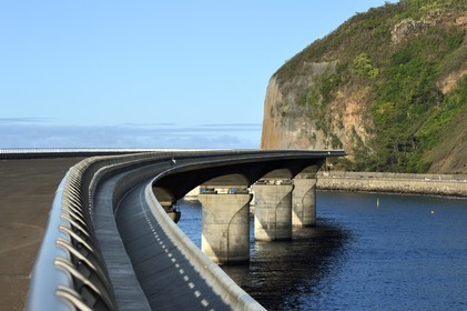France, Ile de la Reunion, La Possession, la Nouvelle Route du Littoral (NRL), viaduc maritime long de 5,4 km entre la capitale Saint-Denis et le principal port de commerce à l’Ouest,  l'ancienne route nationale toujours sous la menace de chutes de pierres sur la droite