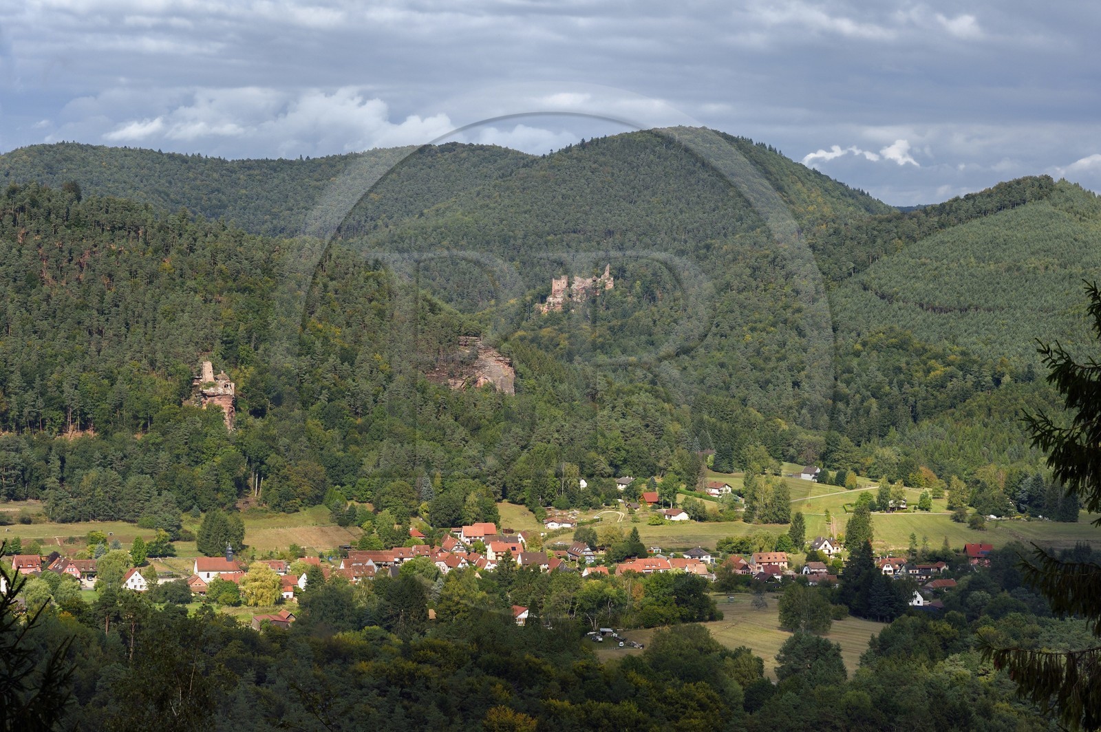 France, Bas-Rhin (67), Parc naturel régional des Vosges du Nord, Obersteinbach, le village dominé par les ruines du chateau du Petit-Arnsberg à gauche et du chateau de Wasigenstein à droite