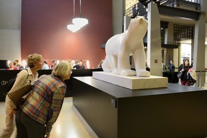 France, Paris (75), musée d'Orsay, statue de l'Ours blanc en marbre blanc du sculpteur animalier français François Pompon
