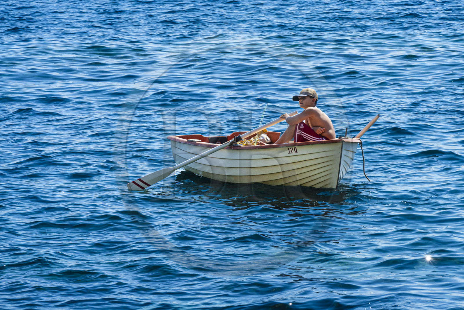 Italie, Ligurie, Cinque Terre, parc national des Cinque Terre classé Patrimoine Mondial de l'UNESCO, village de Riomaggiore, jeune pêcheur dans sa barque