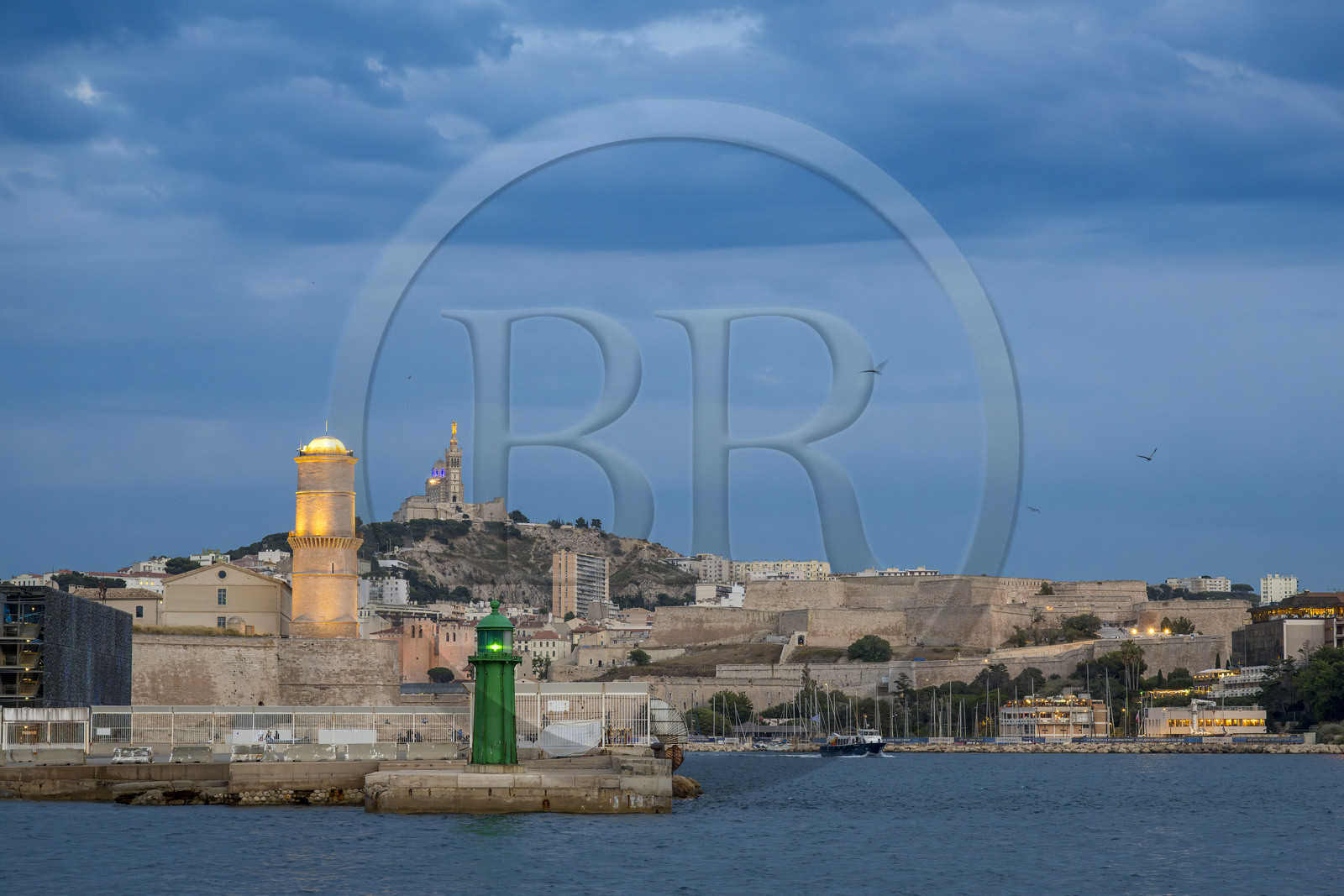 France, Bouches-du-Rhône (13), Marseille, le Fort Saint-Jean à gauche, l’abbaye Saint-Victor au centre et la Citadelle de Marseille (Fort Saint-Nicolas) à droite, la basilique Notre Dame de la Garde en arrière plan