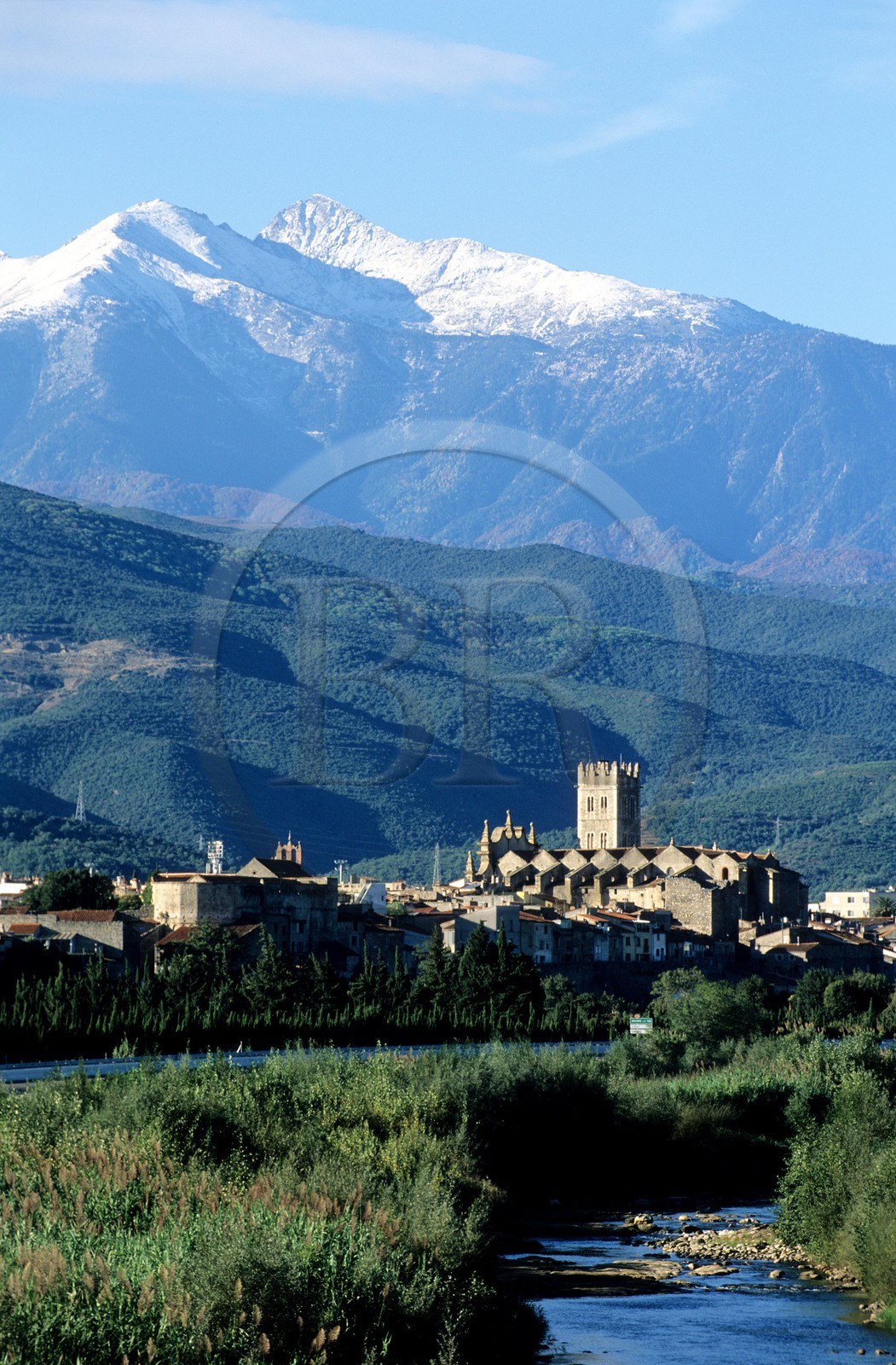 France, Pyrénées-Orientales (66), village de d'îlle-sur-Têt et le pic du Canigou dans le Ribéral
