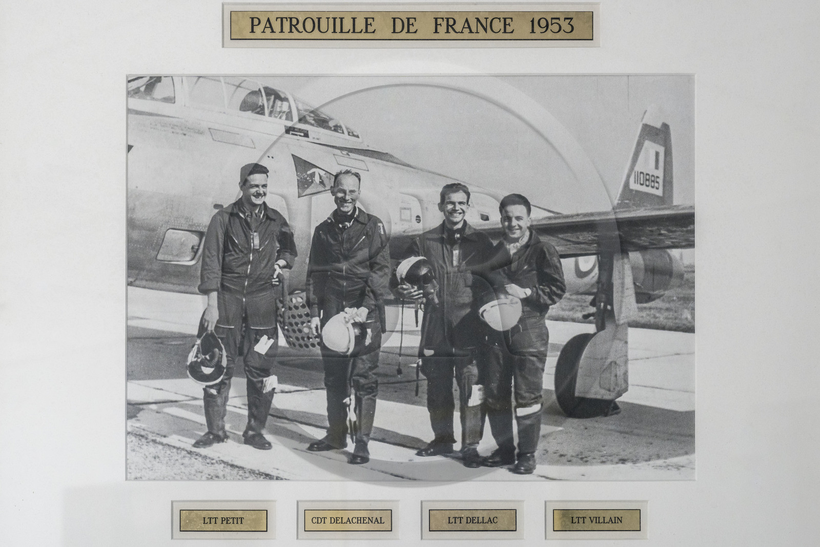 France, Bouches-du-Rhône (13), Salon-de-Provence, base aerienne 701, base de la Patrouille de France (PAF pour Patrouille acrobatique de France) de l'Armée de l'air et de l'espace française, photo de la patrouille de la 3ème escadre de chasse de Reims qui obtient pour la première fois l'appellation Patrouille de France en 1953, image encadrée dans les locaux de la PAF