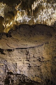 France, Dordogne (24), Périgord Vert, Villars, Grotte de Villars, concrétions dans les grottes et traces de griffades d’ours sur la partie argileuse datant de la préhistoire