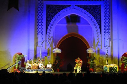 Maroc, Moyen Atlas, Fès, ville impériale, Porte Bab Makina, le festival de Musiques Sacrées du Monde, danse et chant traditionel de Bali par l'ensemble Panti Pusaka Budaya