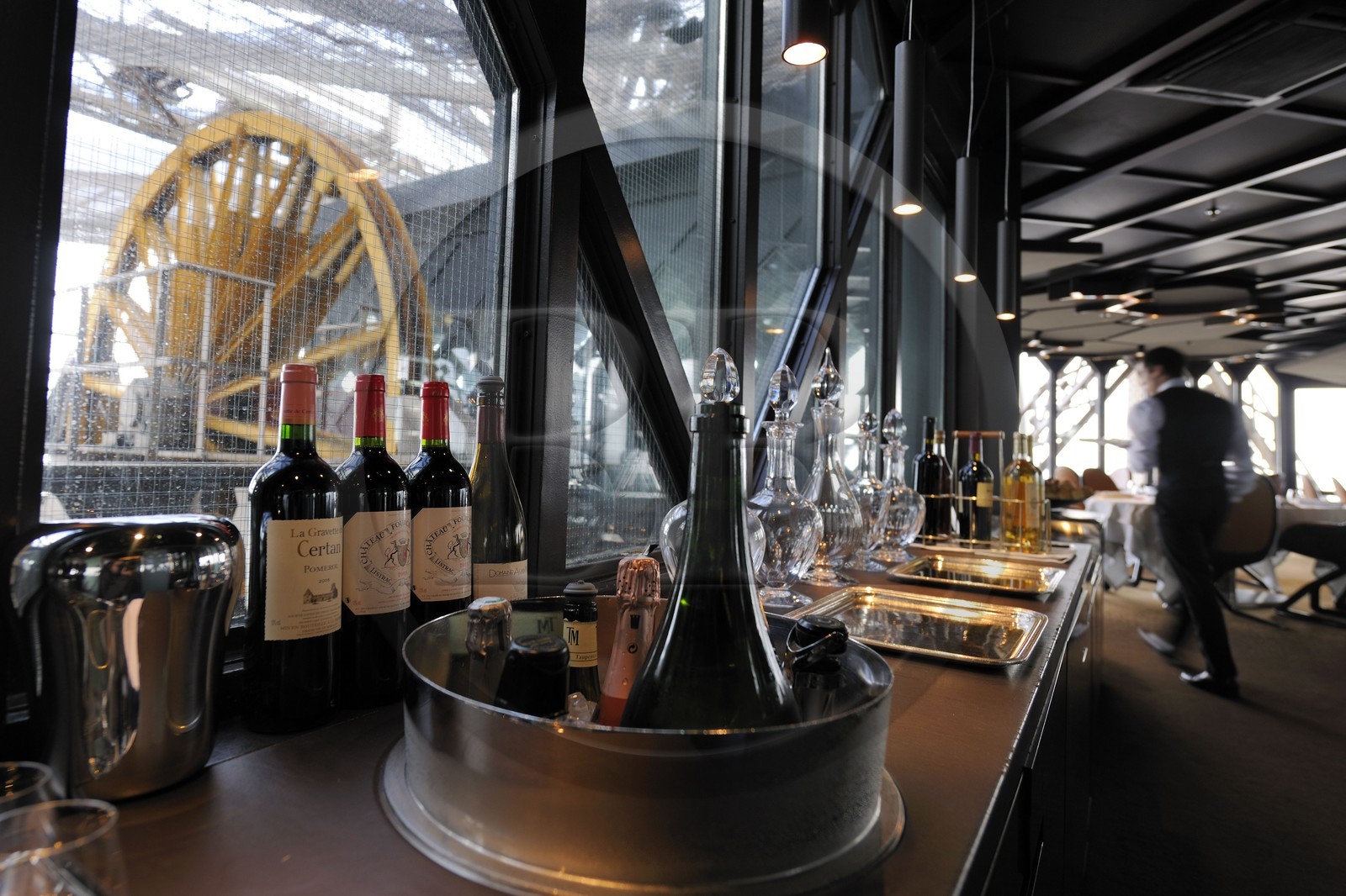 France, Paris (75), la Tour Eiffel, restaurant Le Jules Verne dirigé par Alain Ducasse au deuxième étage