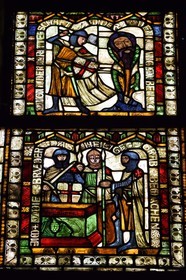 France, Moselle (57), Metz, chapelle des Templiers, unique vestige d’une commanderie templière fondée au XIIe siècle, vitrail neo médiéval représentant des chevaliers templiers