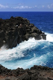 France, Ile de la Reunion, côte sud, Saint-Philippe, le Cap Méchant est situé le long d'une côte déchiquetée de roche volcanique frappée par la houle et typique de la région appelée Sud sauvage, pêcheur sur un rocher