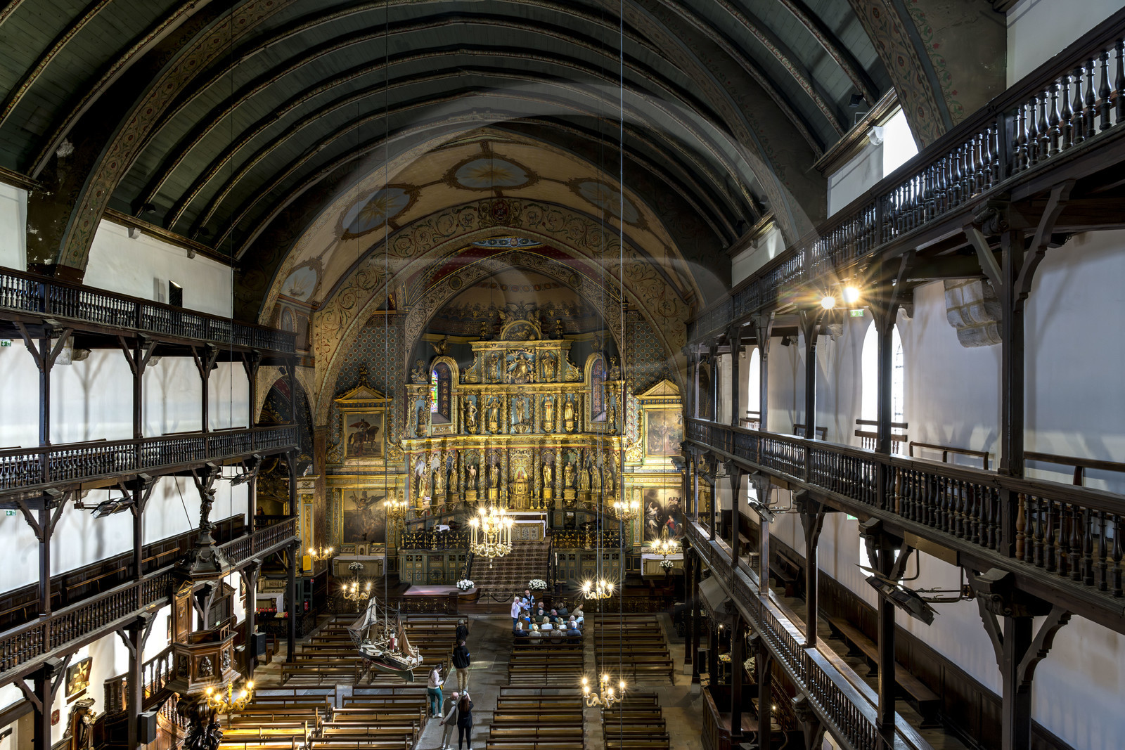 France, Pyrénées-Atlantiques (64), Pays-Basque, Saint-Jean-de-Luz, l'église Saint-Jean-Baptiste, retable du XVIIème siècle en bois doré et les galeries en bois de la nef