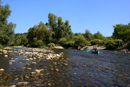 France, Ardèche (07), Les Vans, kayaks descendant la rivière Chassezac