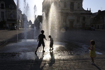 France, Indre-et-Loire (37), ville de Richelieu, place du marché, enfants jouant dans l'eau de la fontaine