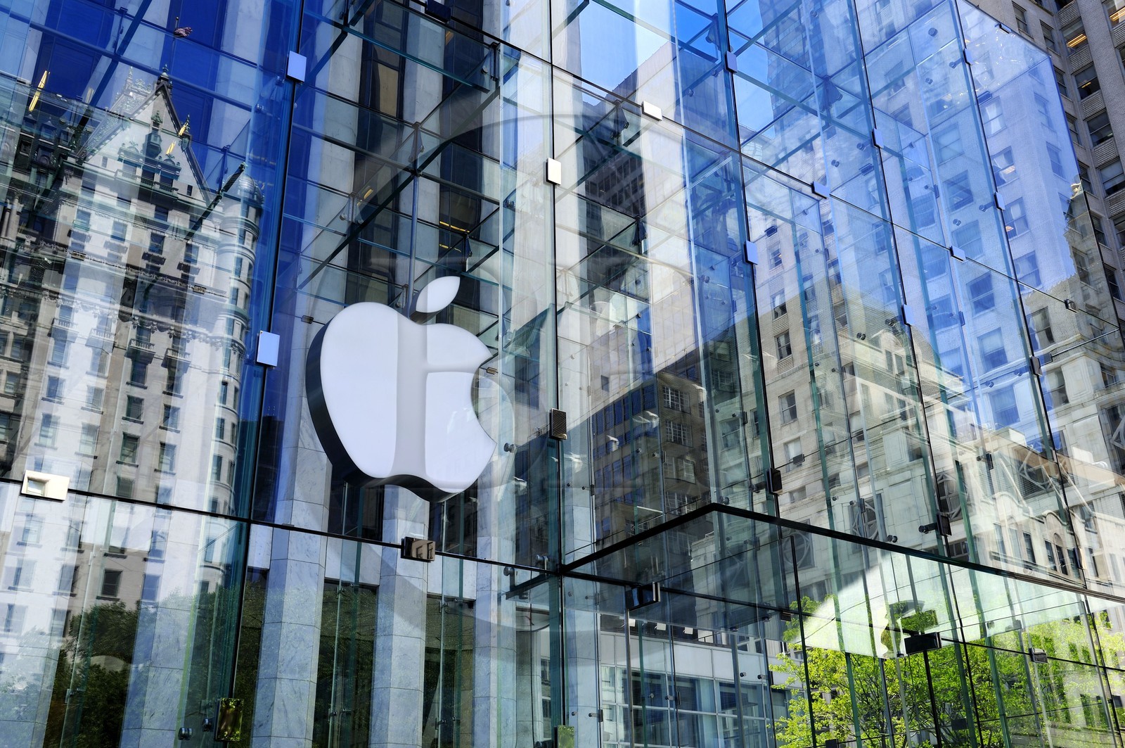 Etats-Unis, New York, Manhattan, boutique Apple sur la 5ème Avenue, le Plazza en reflet