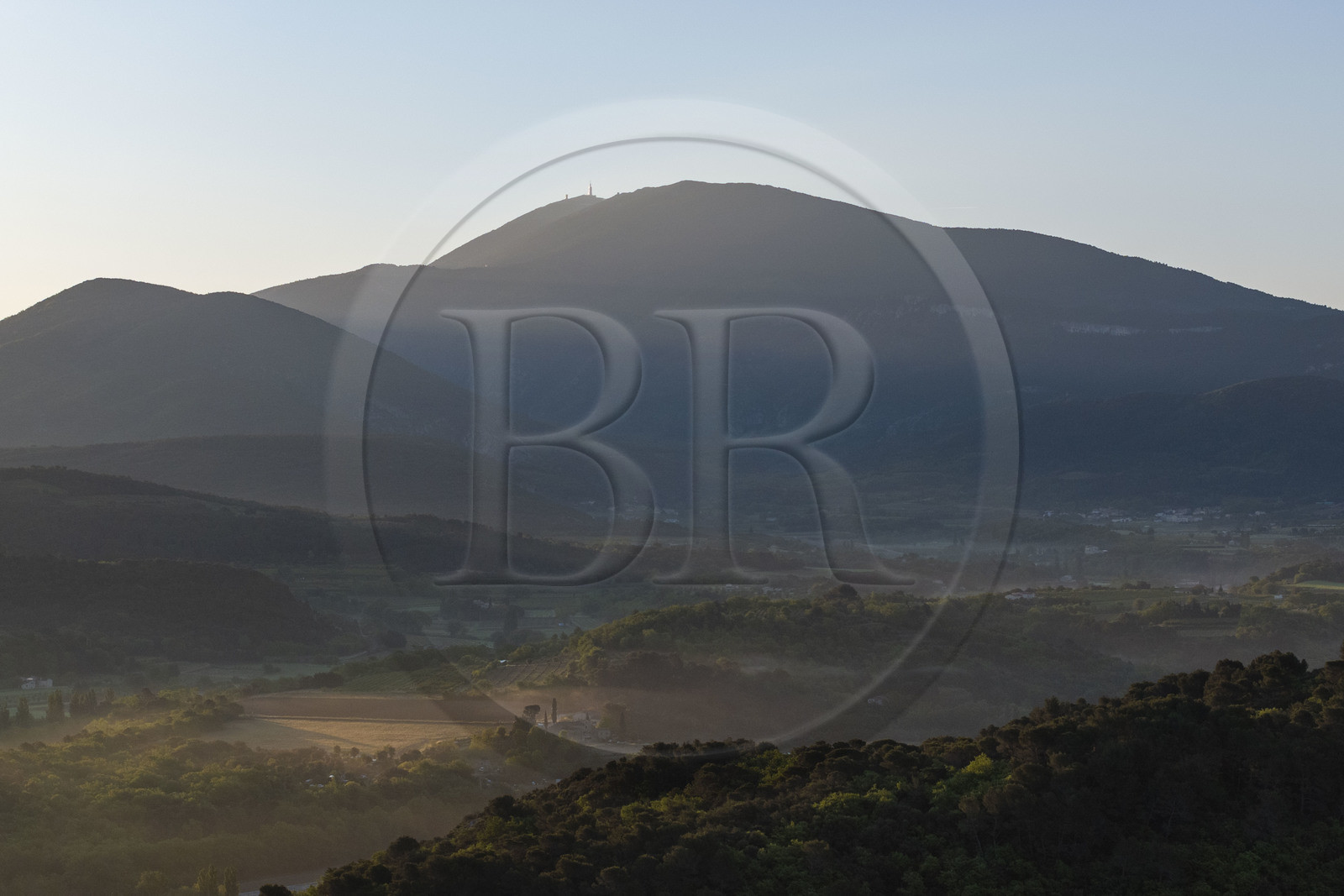 France, Vaucluse (84), Dentelles de Montmirail, Crestet, la plaine au nord de Malaucène au lever de soleil et le Mont Ventoux en arrière plan (vue aérienne)