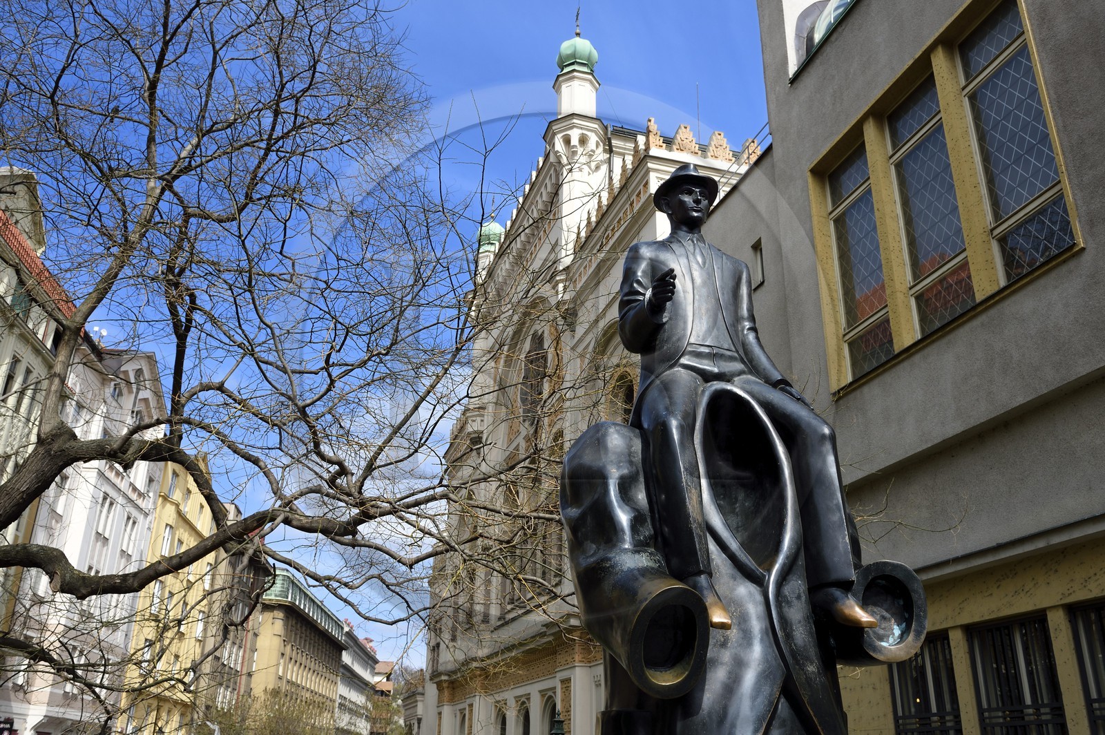 République Tchèque, Prague, centre historique classé Patrimoine Mondial de l'UNESCO, quartier juif de Josefov, statue de Franz Kafka par Jaroslav Rona devant la synagogue espagnole