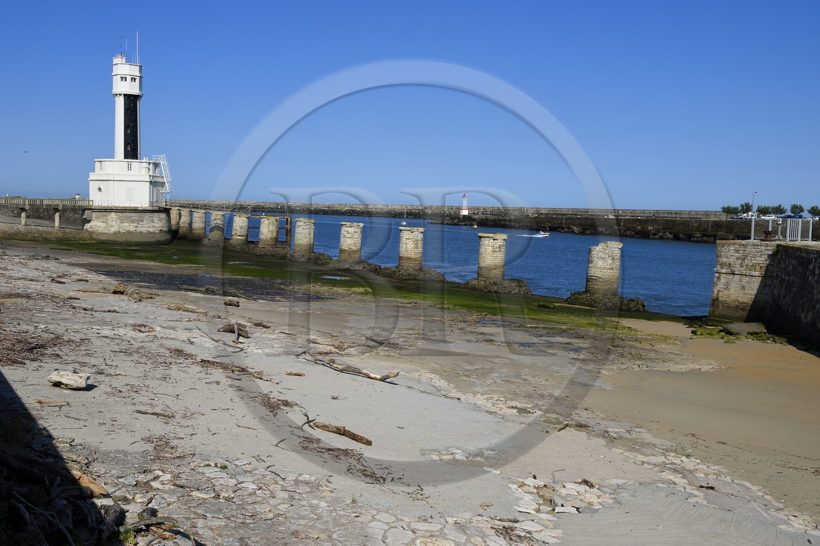 France, Pyrénées-Atlantiques (64), Pays-Basque, Anglet, embouchure de l'Adour qui est l'accès à la mer du port de Bayonne, le phare et la jetée
