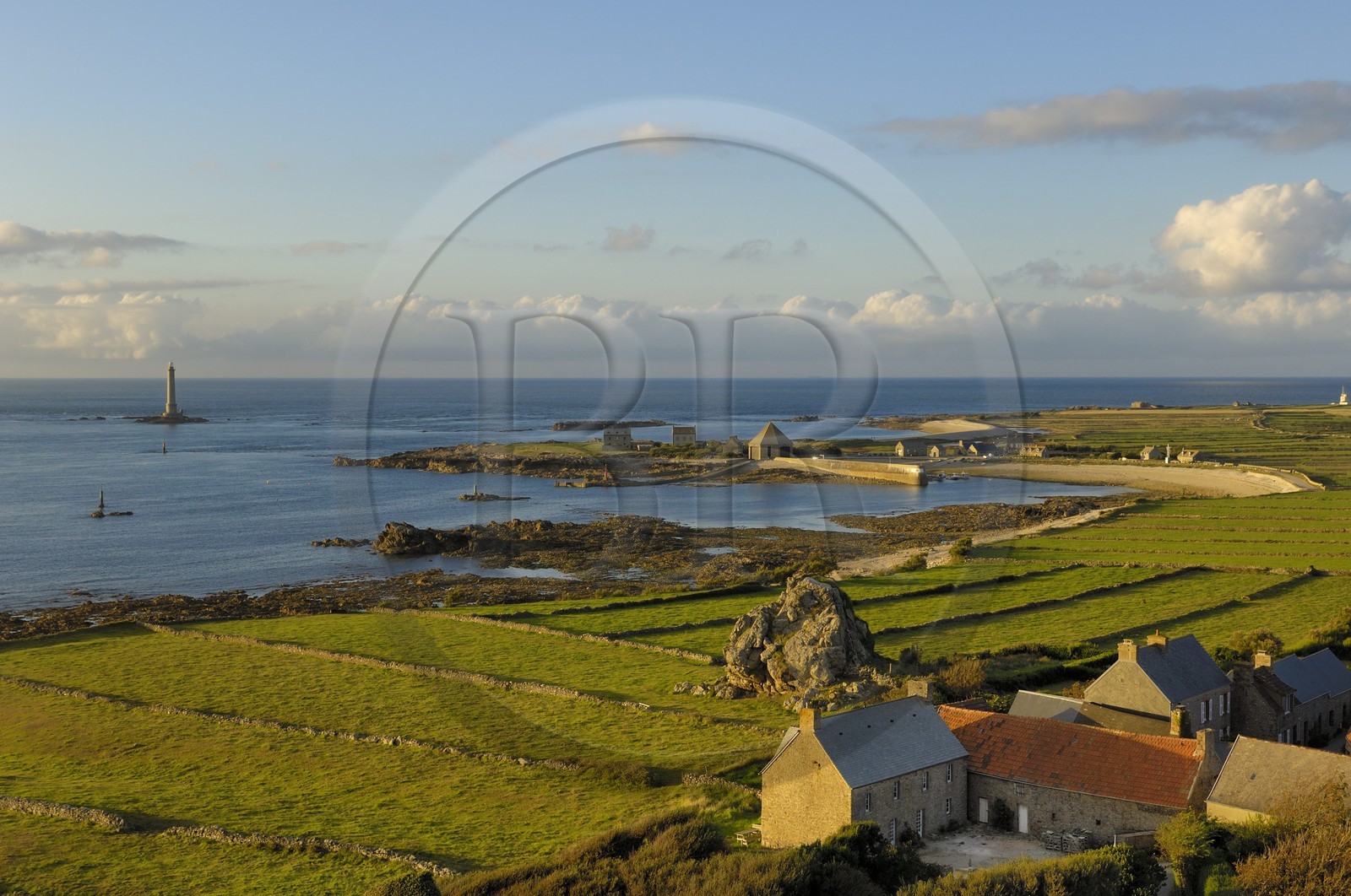 France, Manche (50), Cap de la Hague, le phare du petit port de Goury et le hameau de la Roche