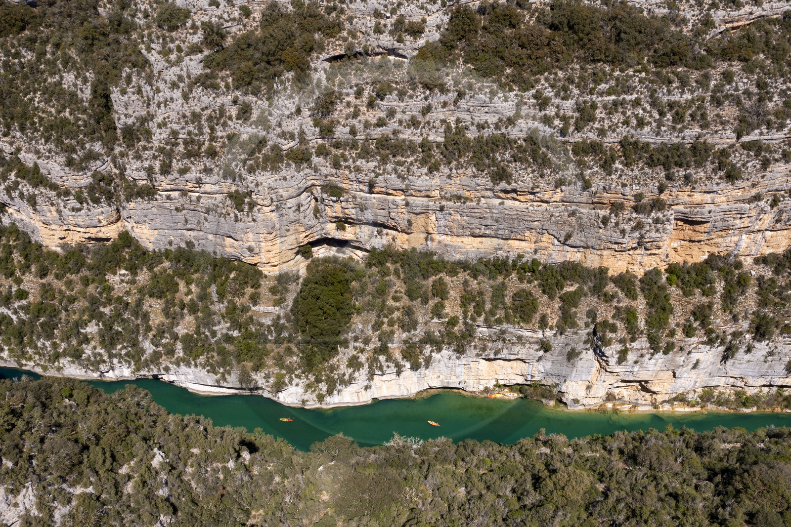Var (83) rive gauche et Alpes-de-Haute-Provence (04) rive droite, Parc Naturel Régional du Verdon, Basses Gorges du Verdon en aval du lac de Sainte Croix, découverte en kayak des gorges de Baudinard (vue aérienne)