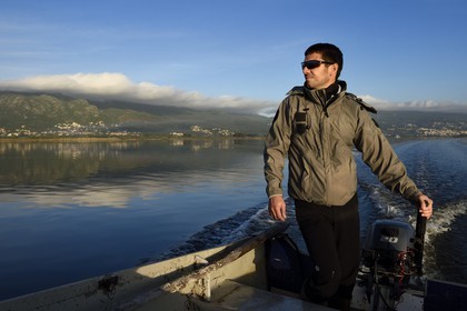 France, Haute-Corse (2B), l'étang de Biguglia (stagnu di Chjurlinu), Paul-Marie Ghipponi agent technique de la réserve naturelle de Corse (RNC) en patrouille sur l'étang