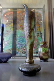 France, Paris (75), le musée d'Orsay, vase Le Baumier 1895 par Émile Gallé