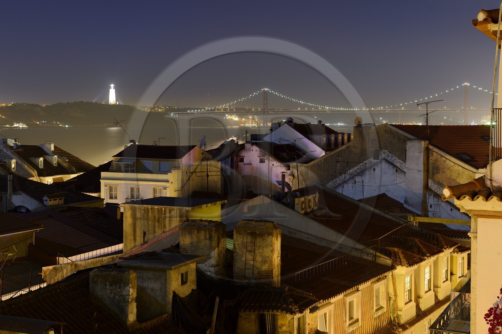 Portugal, Lisbonne, quartier du Chiado, vue sur la rive sud du Tage et le pont du 25 de Abril