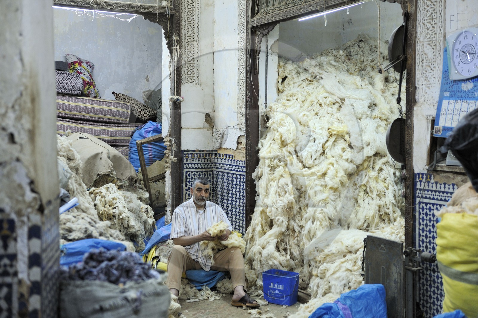Maroc, Moyen Atlas, Fès, ville impériale, médina classée Patrimoine Mondial de l'UNESCO, Fès el Bali, échoppe d'un fabricant de coussins et de matelas à partir de laine brut