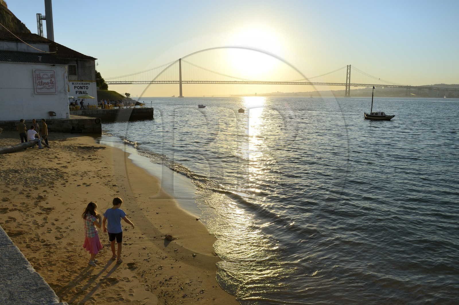 Portugal, région de Lisbonne, commune d'Almada au lieu dit Ponto Final sur la rive sud du Tage, le pont du 25 de Abril