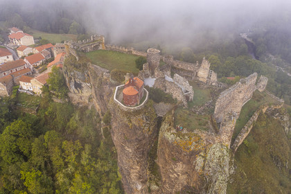 France, Haute-Loire (43), vallée de la Loire, Arlempdes, labellisé les Plus beaux villages de France, ruines du chateau perché sur un rocher basaltique (dyke volcanique) qui surplombe un méandre de la Loire (vue aérienne)