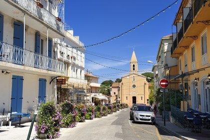 France, Var (83), Hyères, Presqu'Ile de Giens, la place Saint-Pierre à Giens