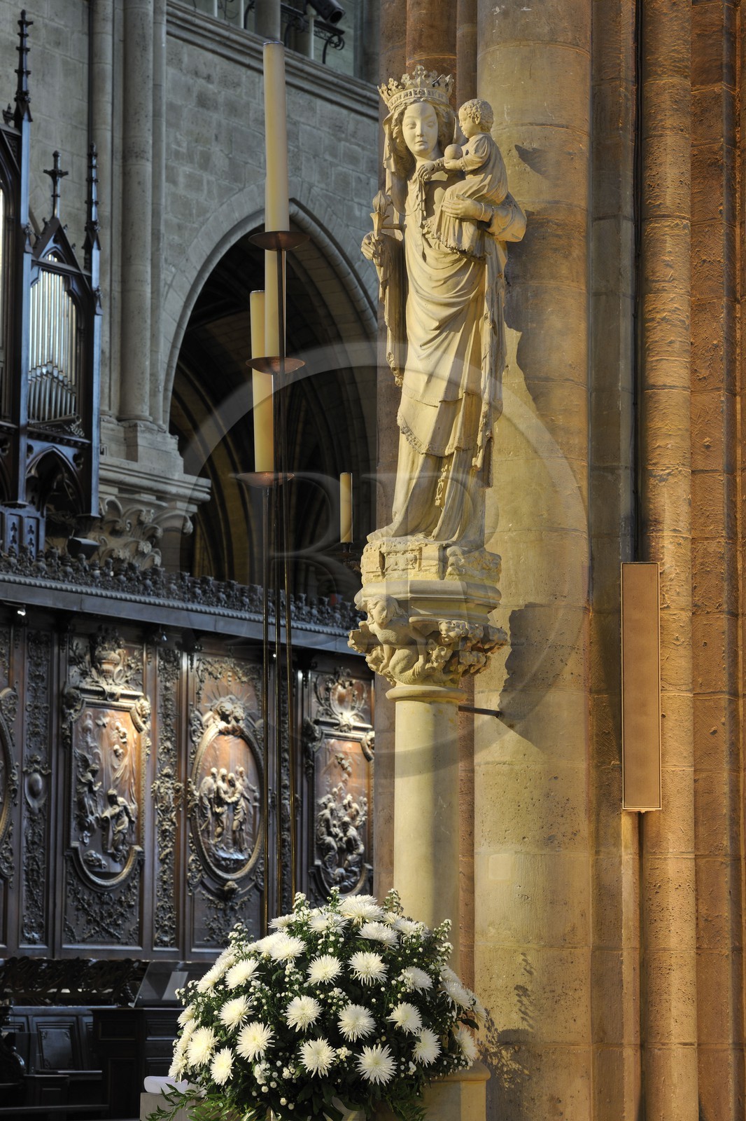 France, Paris (75), île de la Cité, la cathédrale Notre-Dame, le choeur, la Vierge à l’Enfant priée sous le vocable de « Notre Dame de Paris »