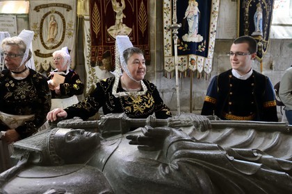 France, Finistère (29), Locronan, labellisé Les Plus Beaux Villages de France, femmes en costume traditionnel pendant la Troménie autours du cénotaphe de saint Ronan dans la chapelle du Péniti adjacente à l'église Saint Ronan