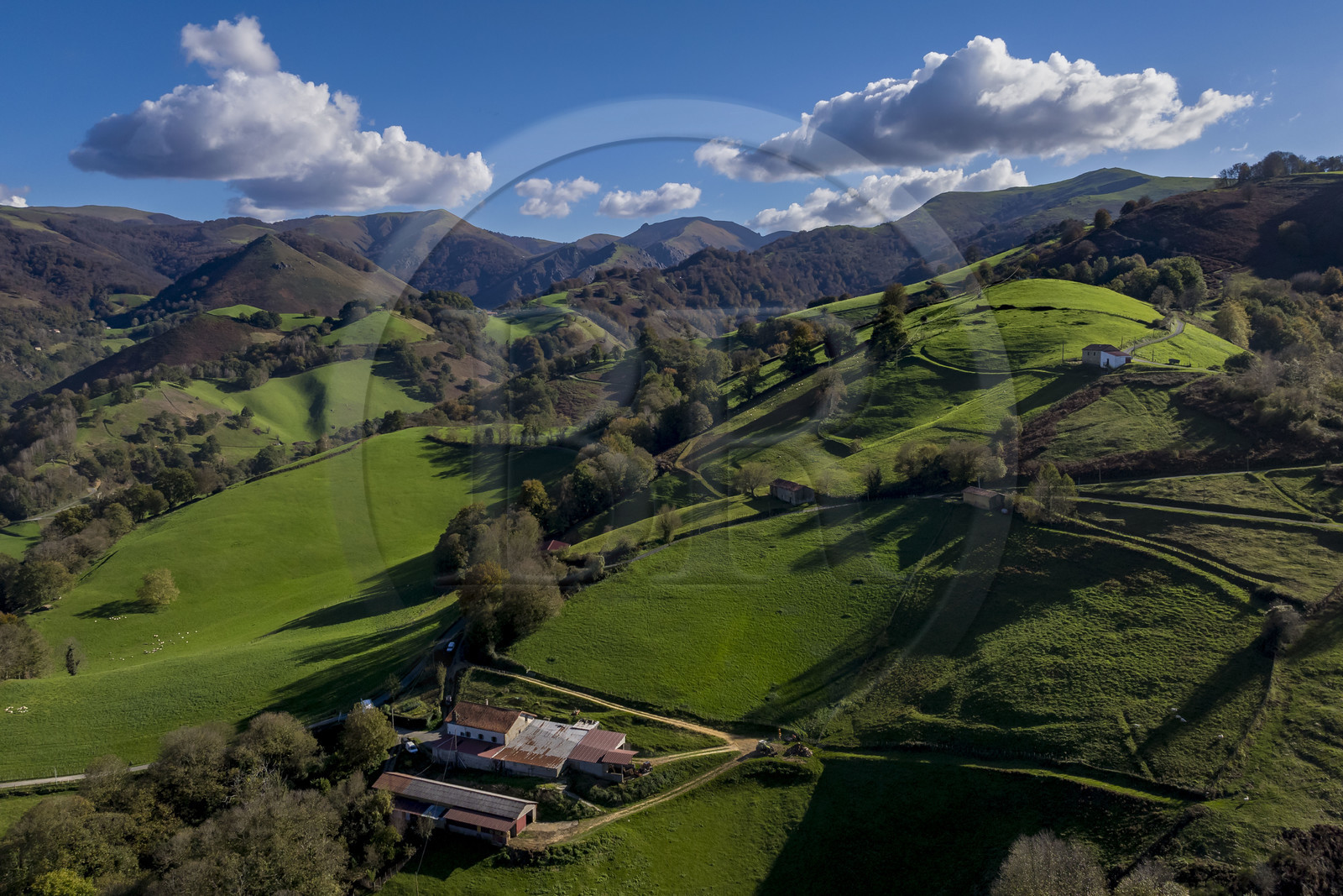 France, Pyrénées-Atlantiques (64), Pays-Basque, la vallée des Aldudes à Urepel, le Kintoa (le pays Quint) au sud de la vallée à cheval de la frontière espagnole (vue aérienne)