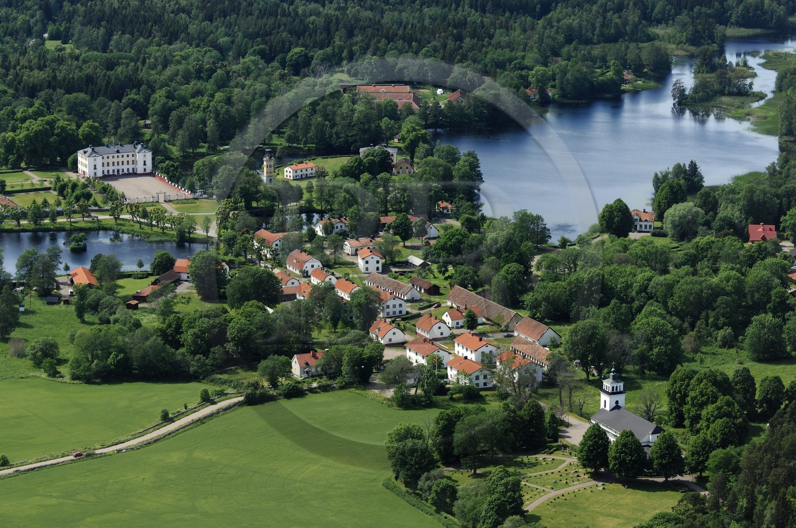 Suède, Uppland, Forsmark bruk, ancien village usine (forge) étalé entre le manoir et l'église (vue aérienne)