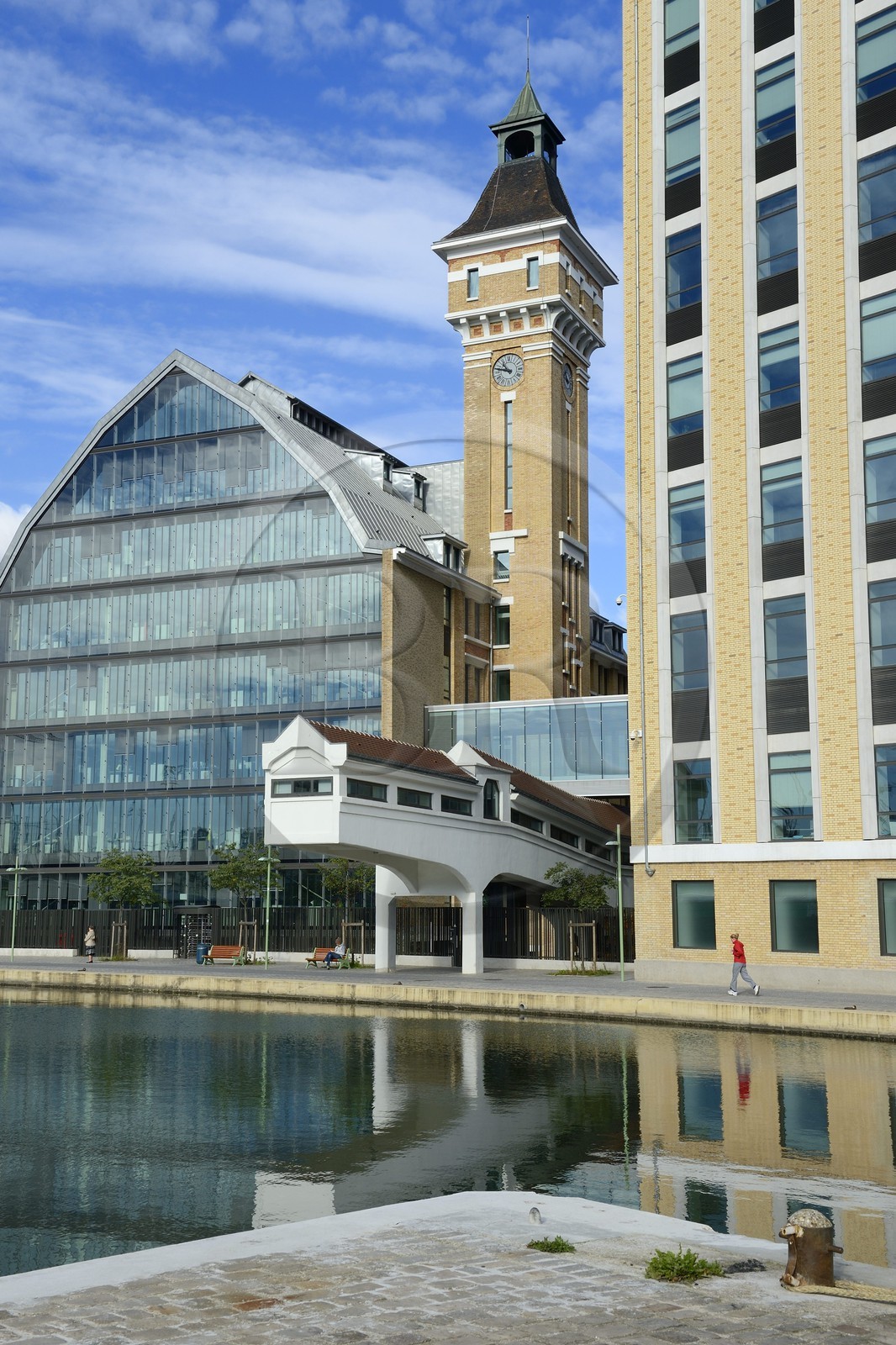 France, Seine-Saint-Denis (93), Pantin, Les anciens Grands Moulins de Pantin créées en 1884 réhabilités pour y réaliser un ensemble immobilier de bureaux conçu par le cabinet d'architectes Reichen et Robert pour BNP-Paribas Securities Services, le canal de l'Ourcq