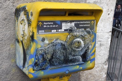 France, Pyrénées-Atlantiques (64), Pays-Basque, Bayonne, graffiti de l'artiste Christian Gelmy alias C215 sur une boite aux lettres de la Poste