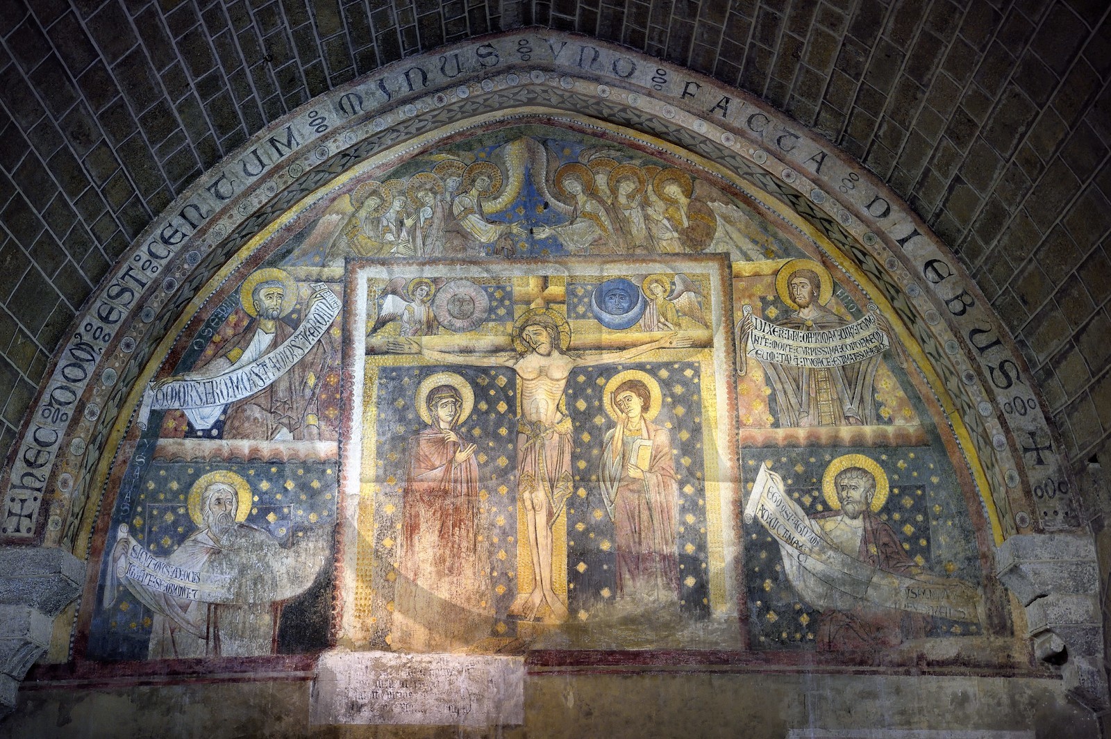 France, Haute-Loire (43), Le Puy-en-Velay, étape des chemins de Compostelle, la cathédrale Notre-Dame-de-l'Annonciation du XIIe siècle classée Patrimoine Mondial de l'UNESCO, la salle capitulaire des chanoines dans le cloitre, peinture murale représentant la Crucifixion romane avec une influence byzantine du XIIe siècle