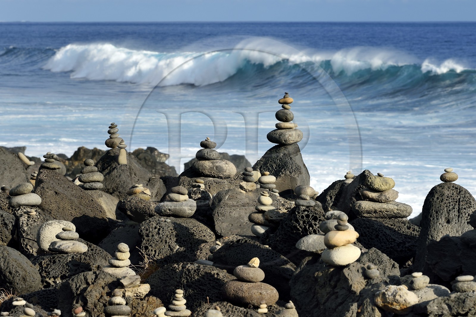 France, Ile de la Reunion, L'Etang Salé les Bains, la côte entre Le Gouffre et l'Etang du Gol, cairns de galets de roches noires basaltiques d'origine volcanique